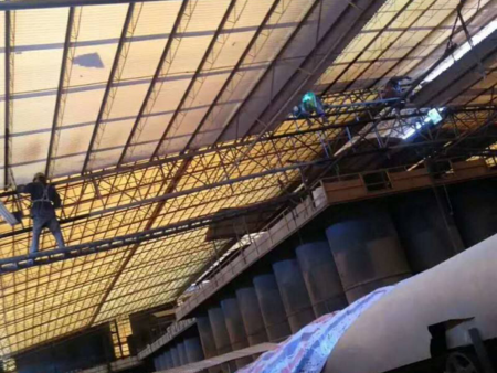 钢结构室内金字架刷漆防腐